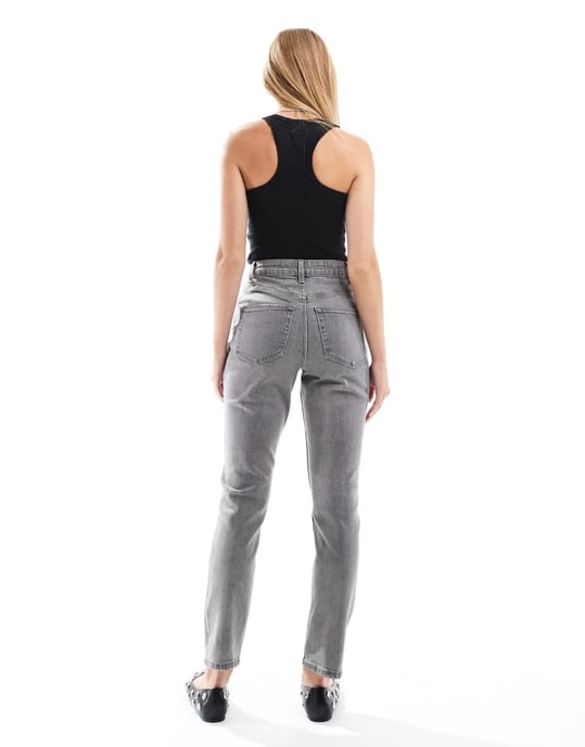 ASOS DESIGN slim fit komfort mom jeans i grått - Image 2