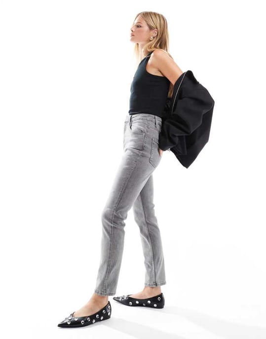 ASOS DESIGN slim fit komfort mom jeans i grått - Image 3