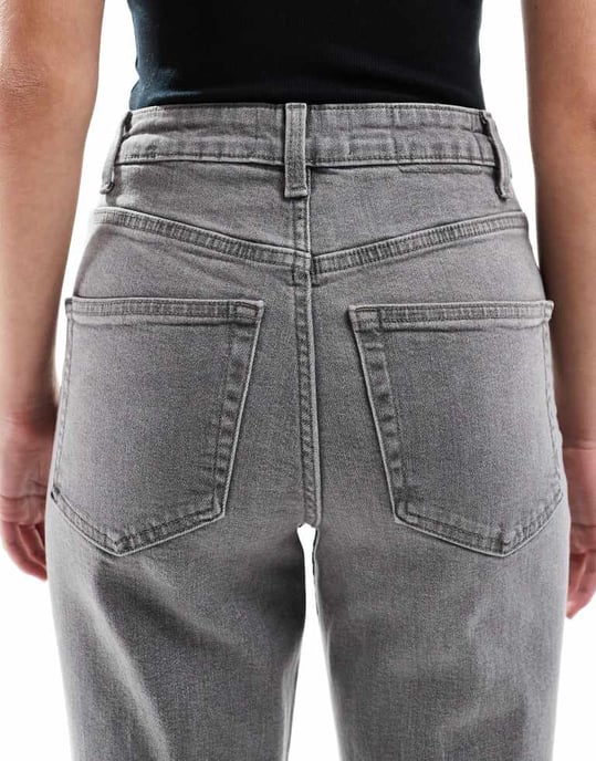 ASOS DESIGN slim fit komfort mom jeans i grått - Image 4