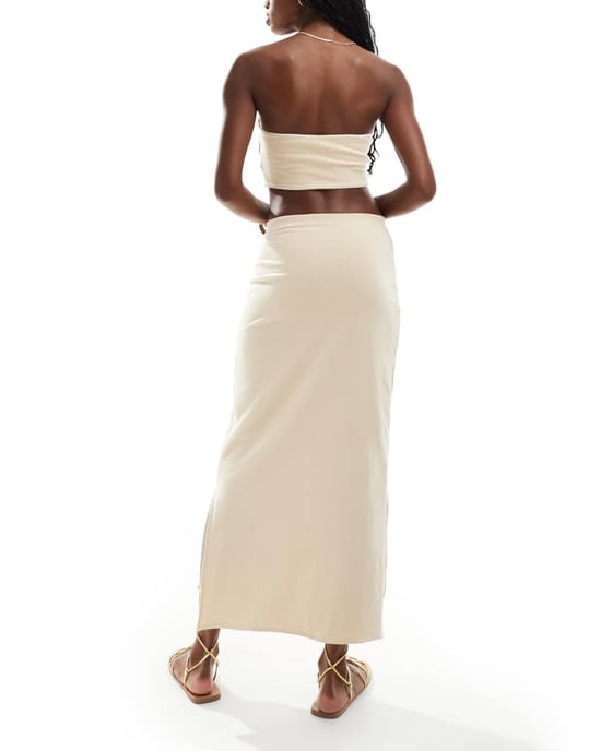 ASOS DESIGN co-ord set vändbar slinky bandeau topp och kolumn maxi kjol i vitt och sten färg - Image 3