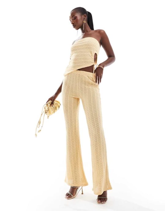 ASOS DESIGN samordnade texturerade utsvängda byxor i smörmjölk - Image 1