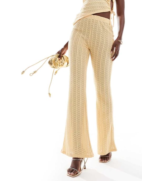 ASOS DESIGN samordnade texturerade utsvängda byxor i smörmjölk - Image 2