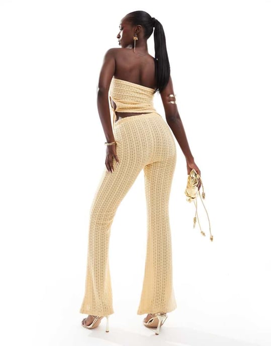 ASOS DESIGN samordnade texturerade utsvängda byxor i smörmjölk - Image 4