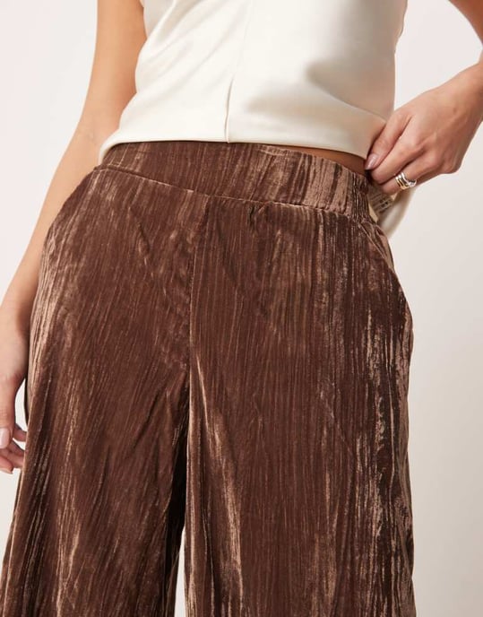 ASOS DESIGN Petite krinklad sammet pull-on byxor i choklad - Image 2