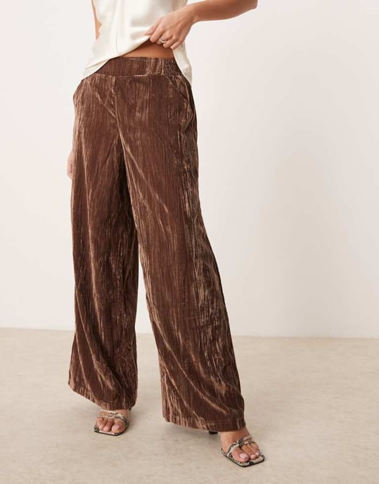 ASOS DESIGN Petite krinklad sammet pull-on byxor i choklad - Image 3