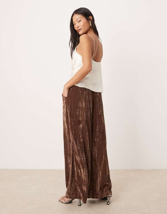 ASOS DESIGN Petite krinklad sammet pull-on byxor i choklad - Image 4