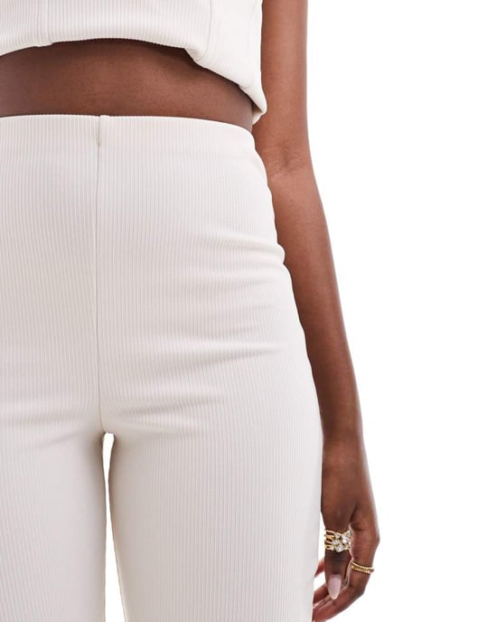 ASOS DESIGN samordnade ribbade utsvängda byxor i krämfärg - Image 4