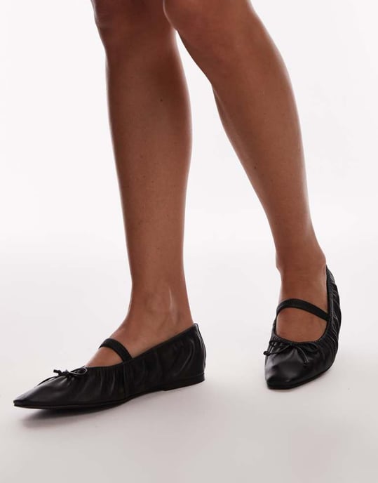 Topshop Chia läder balettklackar med rynkor och rem i svart - Image 1