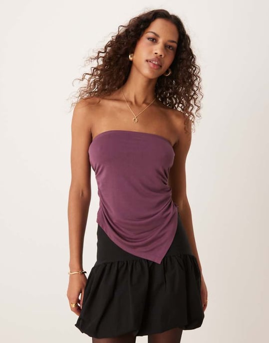 ASOS DESIGN mjukt handtag bandeau topp med rynkade sidor och asymmetrisk nederkant i mörkröd - Image 1