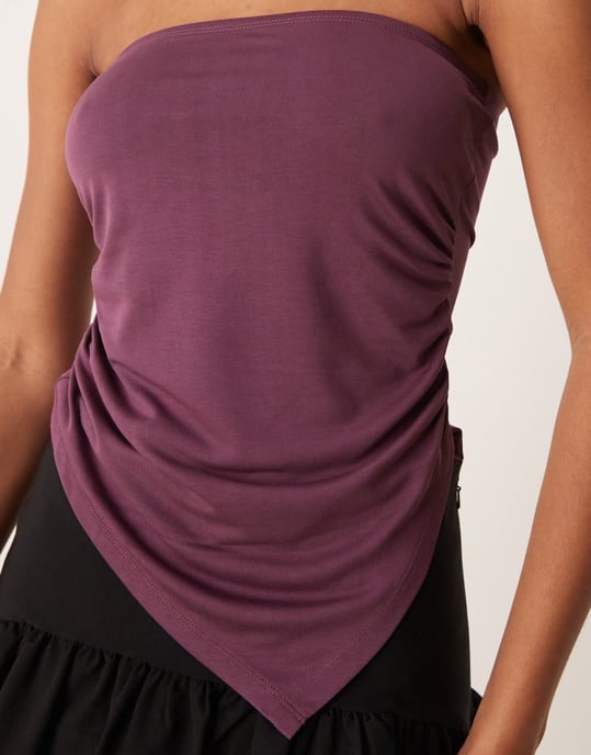 ASOS DESIGN mjukt handtag bandeau topp med rynkade sidor och asymmetrisk nederkant i mörkröd - Image 4
