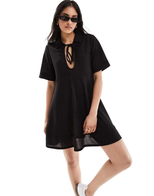 ASOS DESIGN våfflad knytfram smock mini klänning i svart - Image 1