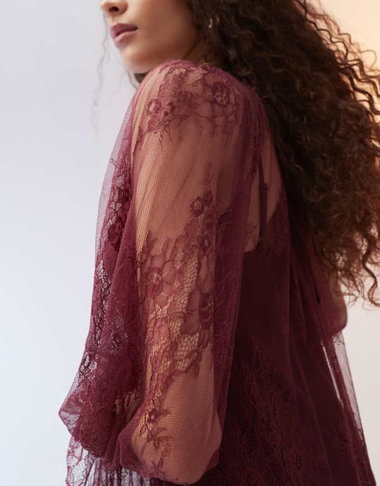 ASOS DESIGN volangdetalj spets maxi klänning i vinröd - Image 2