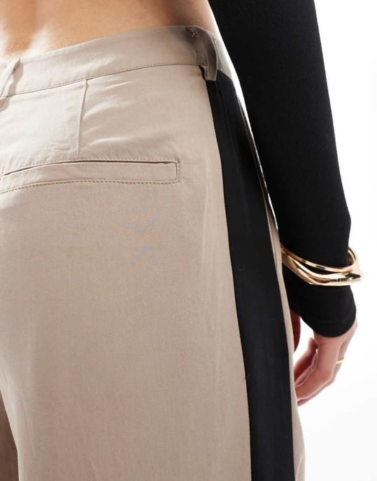 ASOS DESIGN Lång byxa med veckdetalj och kontrastpanel i mocha - Image 3