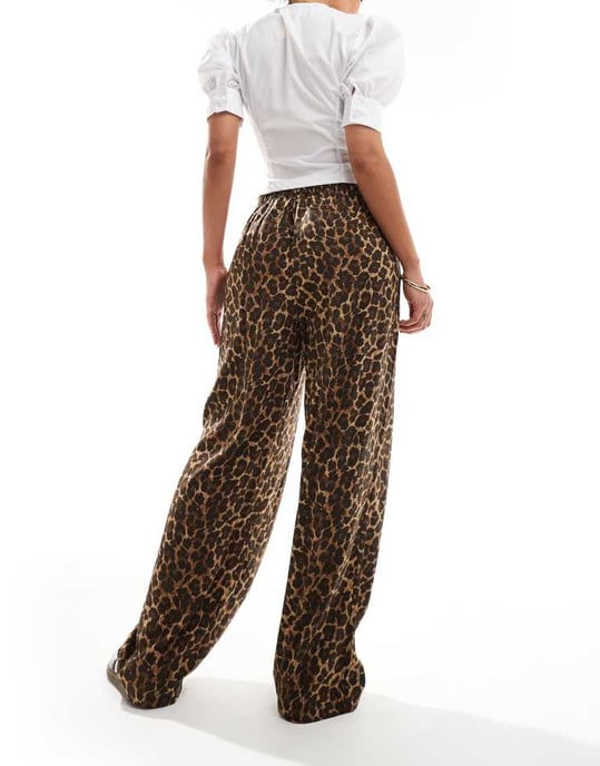 ASOS DESIGN avslappnade byxor med dragsko i djurmönster - Image 3