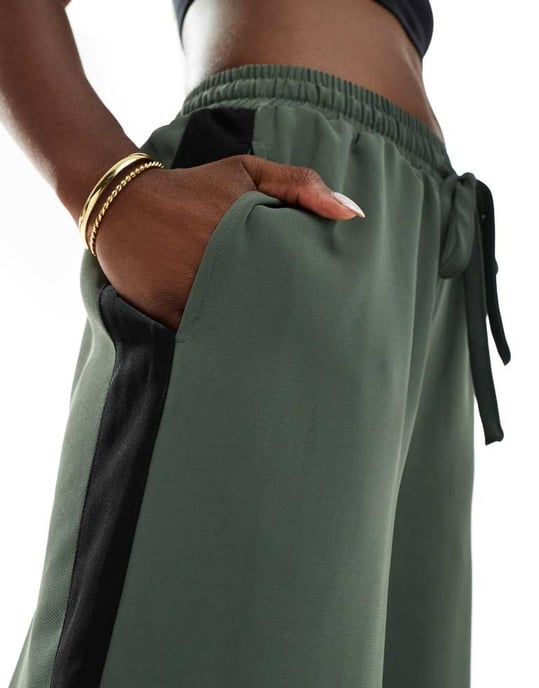 ASOS DESIGN byxor med kontrastpanel i tvättad grön - Image 3