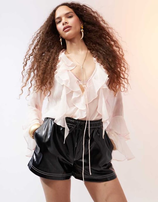ASOS DESIGN kort i svart med kontrastsöm i vinyl - Image 1