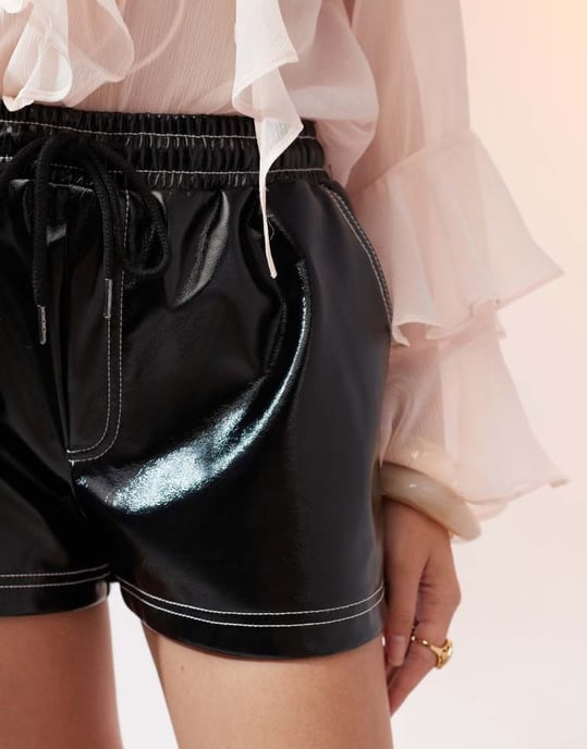 ASOS DESIGN kort i svart med kontrastsöm i vinyl - Image 3