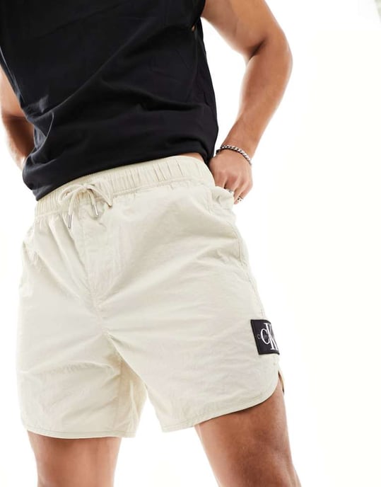 Calvin Klein Jeans cc-märke logoshorts i beige - Image 1