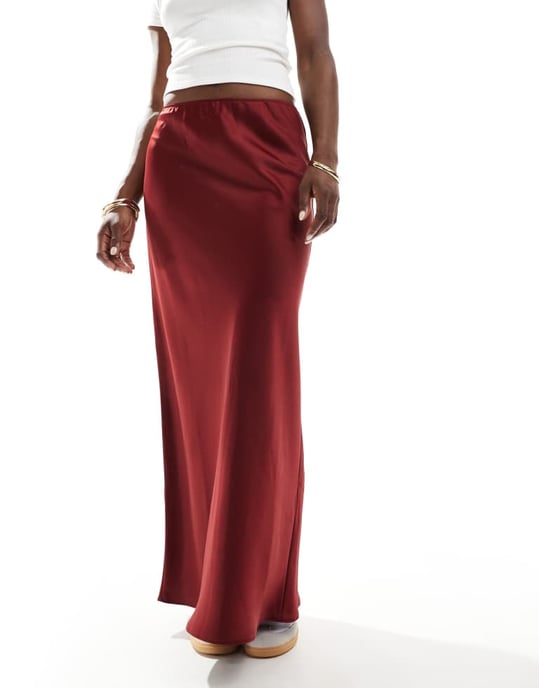 ASOS DESIGN satinskärning maxi kjol i bordeaux - Image 4