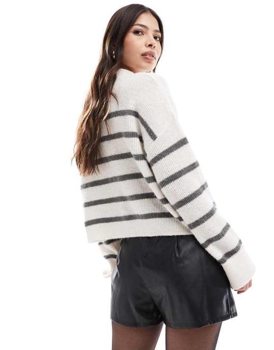 ASOS DESIGN skinny spänne läderliknande skorts i svart - Image 3