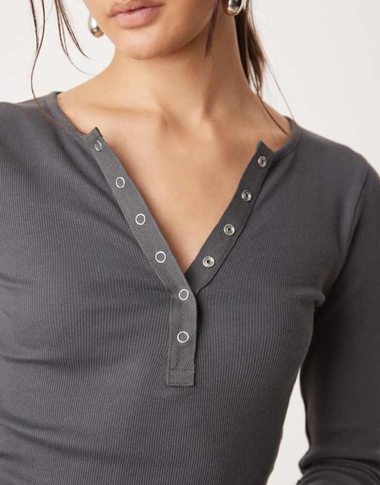Miss Selfridge henley topp med lång ärm och knappar i mörkgrått - Image 4