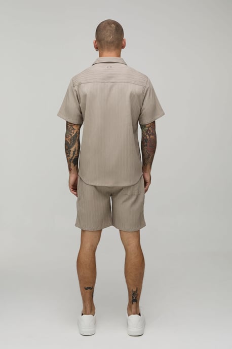 Relaxed Fit Irregular Pleat Texture Mid Length Shorts - Image 2