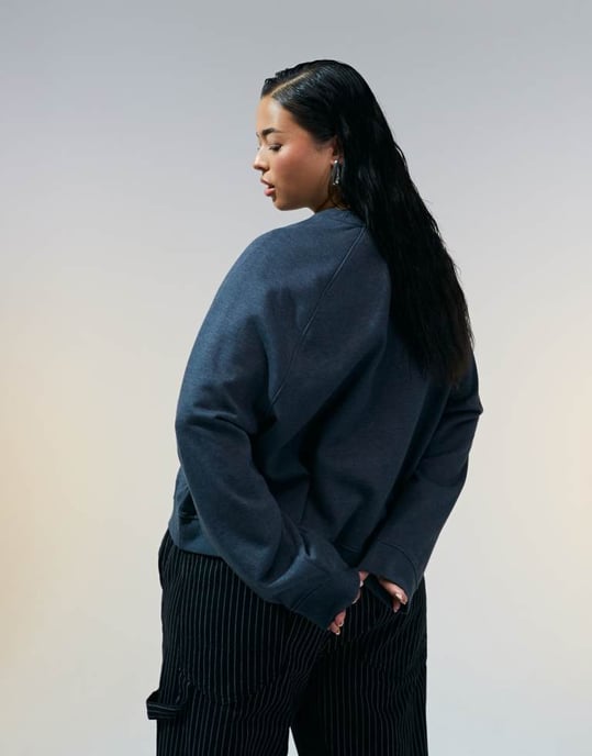 ASOS DESIGN Curve oversized sweat with raglan detail in charcoal - Image 4