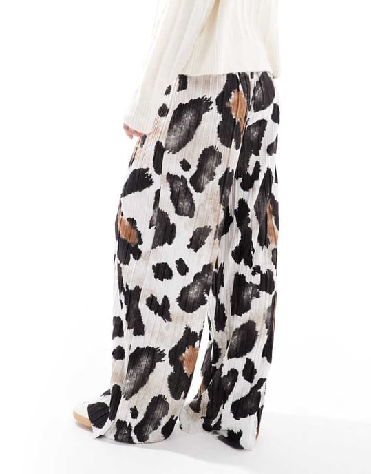 Vero Moda Petite plisse wide leg trousers in abstract cow print - Image 4