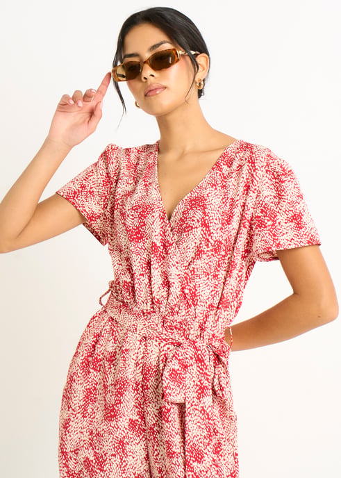 Röd abstrakt djurmönstrad playsuit med bälte framtill - Image 2