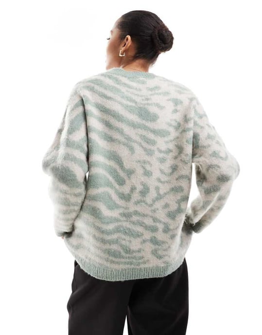 ONLY round neck leopard print jumper in light green and white - Image 2
