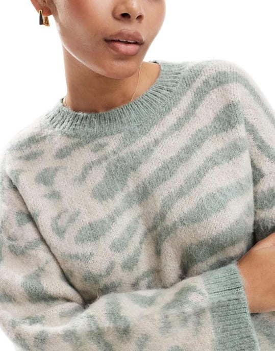 ONLY round neck leopard print jumper in light green and white - Image 3
