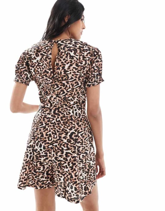 ASOS DESIGN big collar puff sleeve playsuit in leopard print - Image 4