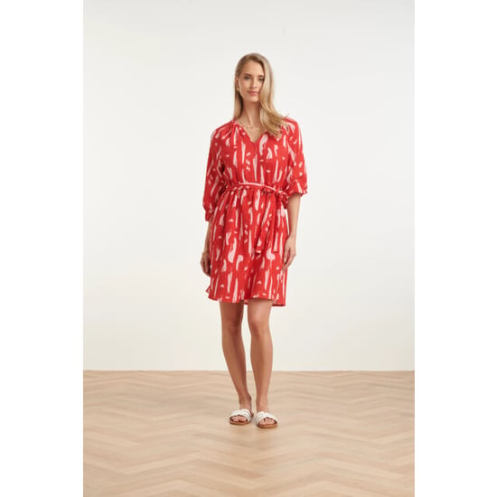 Smashed Lemon Dames jurk met abstracte streep print in rood met roze | - Image 1