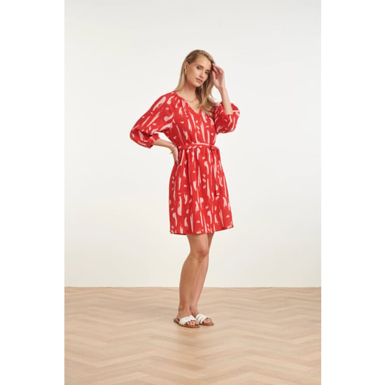Smashed Lemon Dames jurk met abstracte streep print in rood met roze | - Image 6