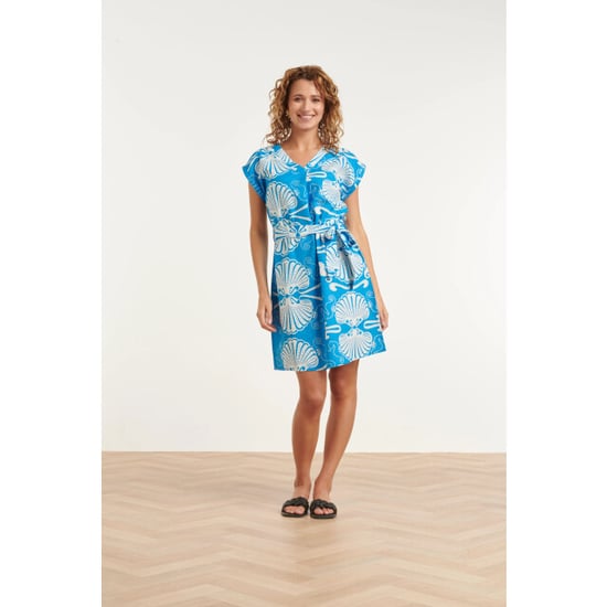 Smashed Lemon Blauwe jurk met witte schelpenprint en ceintuur | - Image 3