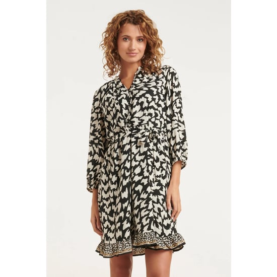 Smashed Lemon Zwart-witte dierachtig print jurk met ceintuur en ruffle detail | - Image 1