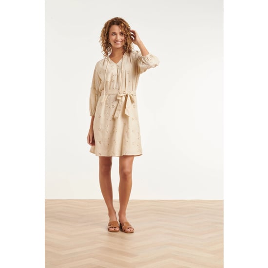 Smashed Lemon Beige jurk met broderie en strikceintuur | - Image 6