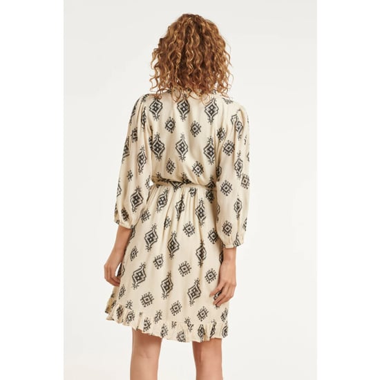 Smashed Lemon Crème jurk met zwarte geometrische print en ceintuur | - Image 5