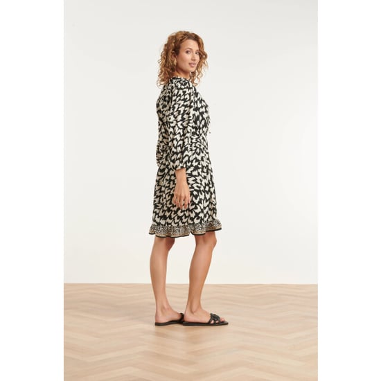 Smashed Lemon Zwart-witte dierachtig print jurk met ceintuur en ruffle detail | - Image 3