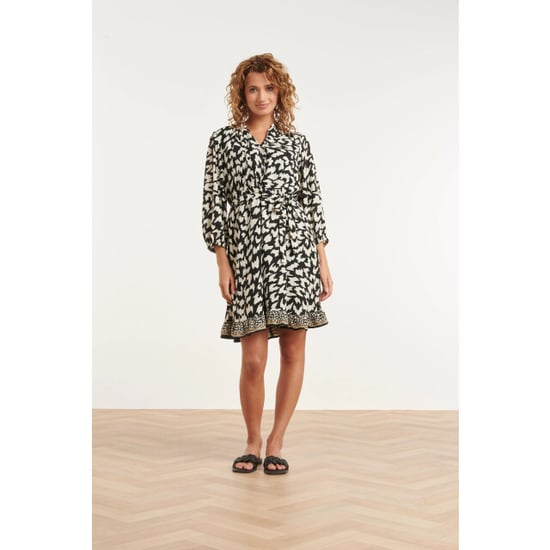 Smashed Lemon Zwart-witte dierachtig print jurk met ceintuur en ruffle detail | - Image 4