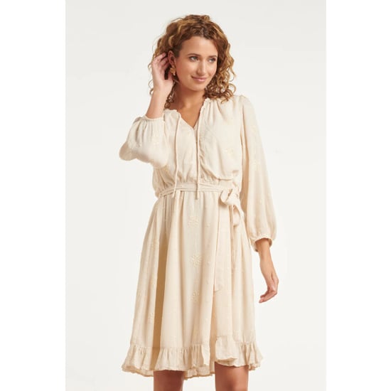 Smashed Lemon Crème jurk met subtiel borduursel en ruffle zoom | - Image 6