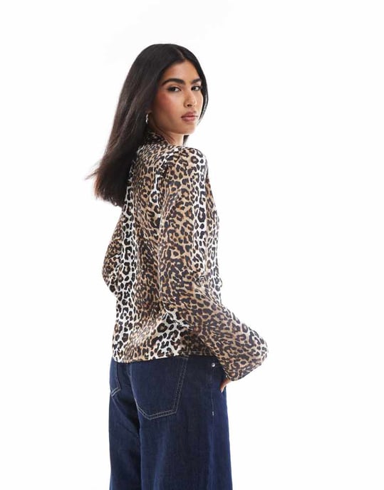 ONLY tie front blouse in leopard print - Image 4