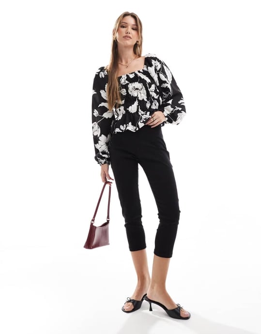 Vero Moda balloon sleeve smock top in mono floral - Image 3
