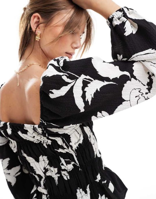 Vero Moda balloon sleeve smock top in mono floral - Image 4