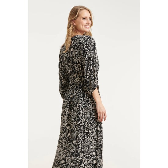 Smashed Lemon Zwarte midi jurk met beige paisley print | - Image 5