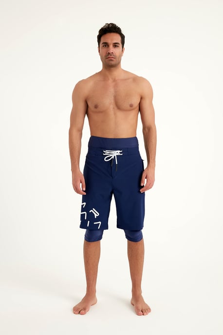 Marina marinblå Modest badshorts för män - Image 3