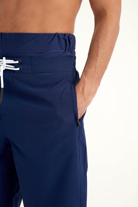 Marina marinblå Modest badshorts för män - Image 4