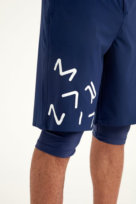 Marina marinblå Modest badshorts för män - Image 5