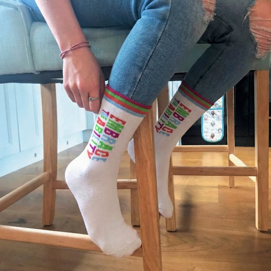 Mencap Herrnovitetstrumpor i bomull | Färgglada randiga slogans för rolig present - Image 5
