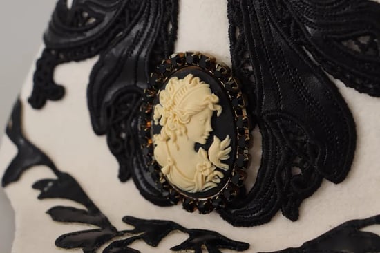 Dolce & Gabbana Witte Zwarte Wol Geborduurde Camee Broche Hoed - Image 4